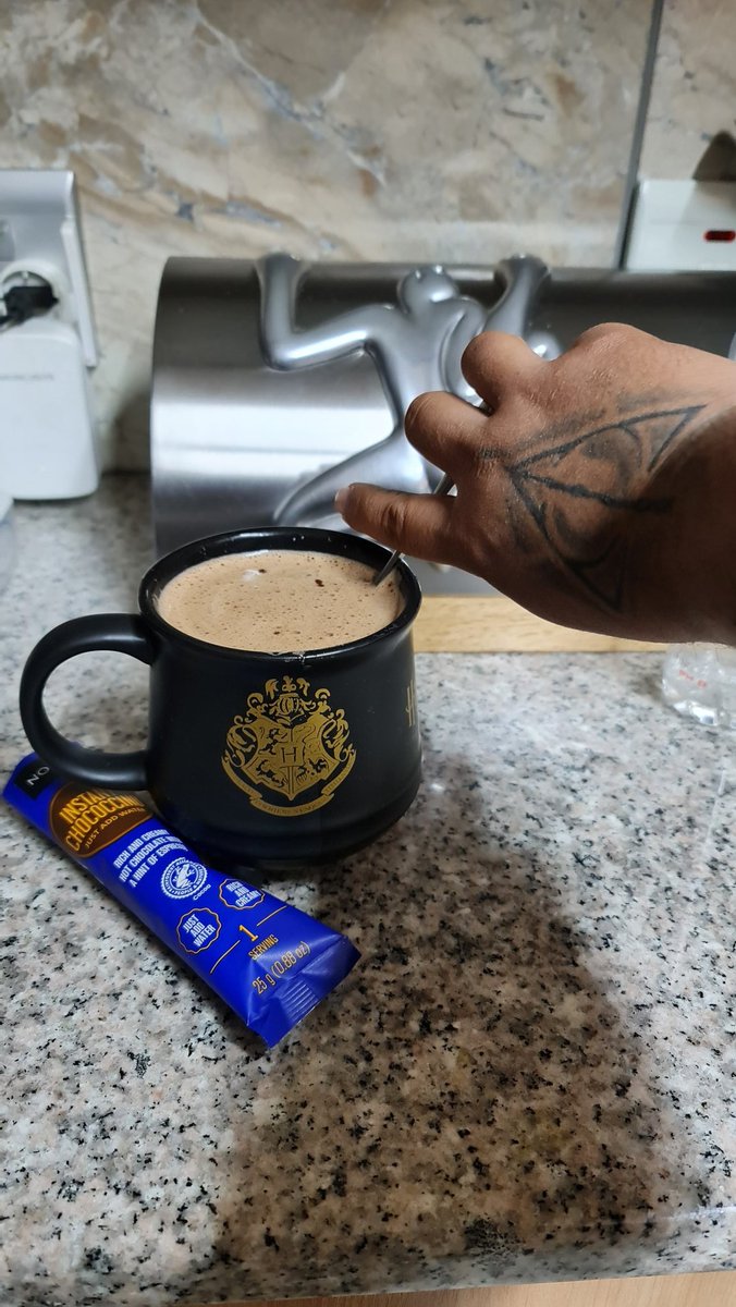 Alfonzowords2's tweet photo. You won't believe what arrived from @NiftygiftsZA 🙆‍♂️🥹📦🤩
⚡️#HarryPotter Cauldron Mug!⚡️
Limited stock, Gracias!😍
🔸️Choccochino with whipped cream &amp;  🍫sprinkles
🎮Played #HogwartsLegacy
Get Yours now⚡️↘️
🔗 https://t.co/hEC3WebFuy
Nifty Gifts – 15% Discount Code: ALFONZO15 https://t.co/vy7S0clsjF