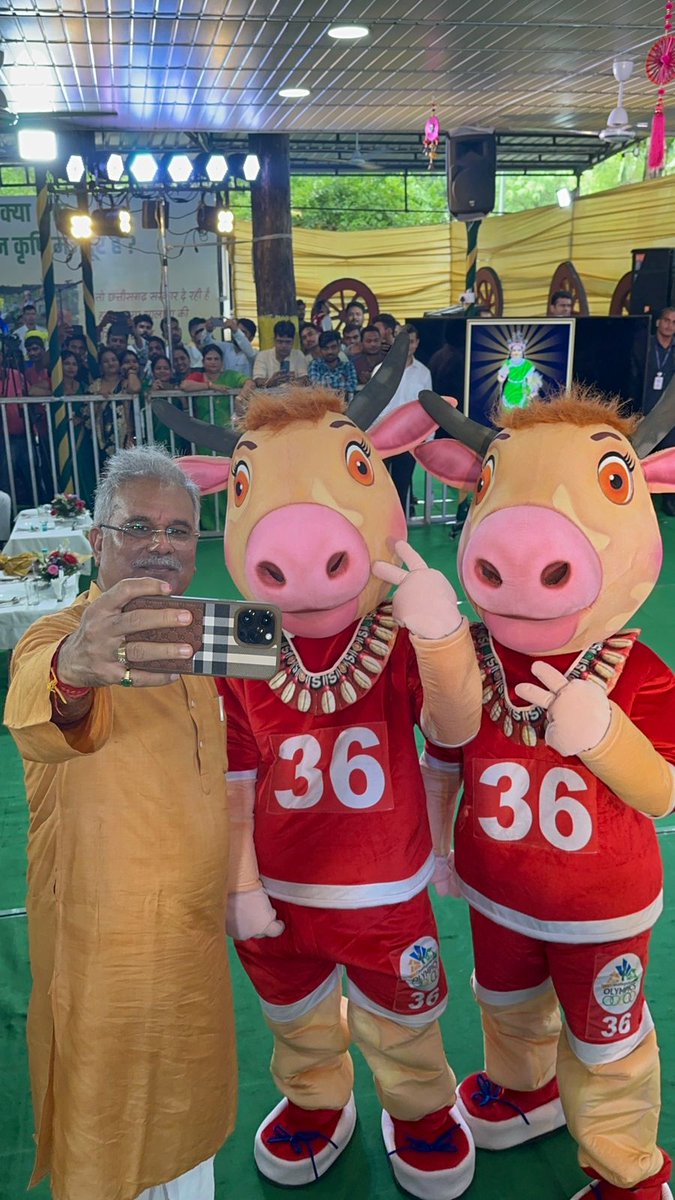 मुख्यमंत्री निवास में आयोजित #हरेली_तिहार कार्यक्रम के दौरान छत्तीसगढ़िया ओलंपिक खेलों के शुंभकर 'बछरू' लोगों के बीच लगातार आकर्षण का केंद्र बना रहा।
बछरूओं के अनुरोध पर मुख्यमंत्री <a href="/bhupeshbaghel/">Bhupesh Baghel</a> जी ने उनके साथ सेल्फ़ी ली। 

#BhupeshBaghel #HappyHareliTihar #CGOlympics2023