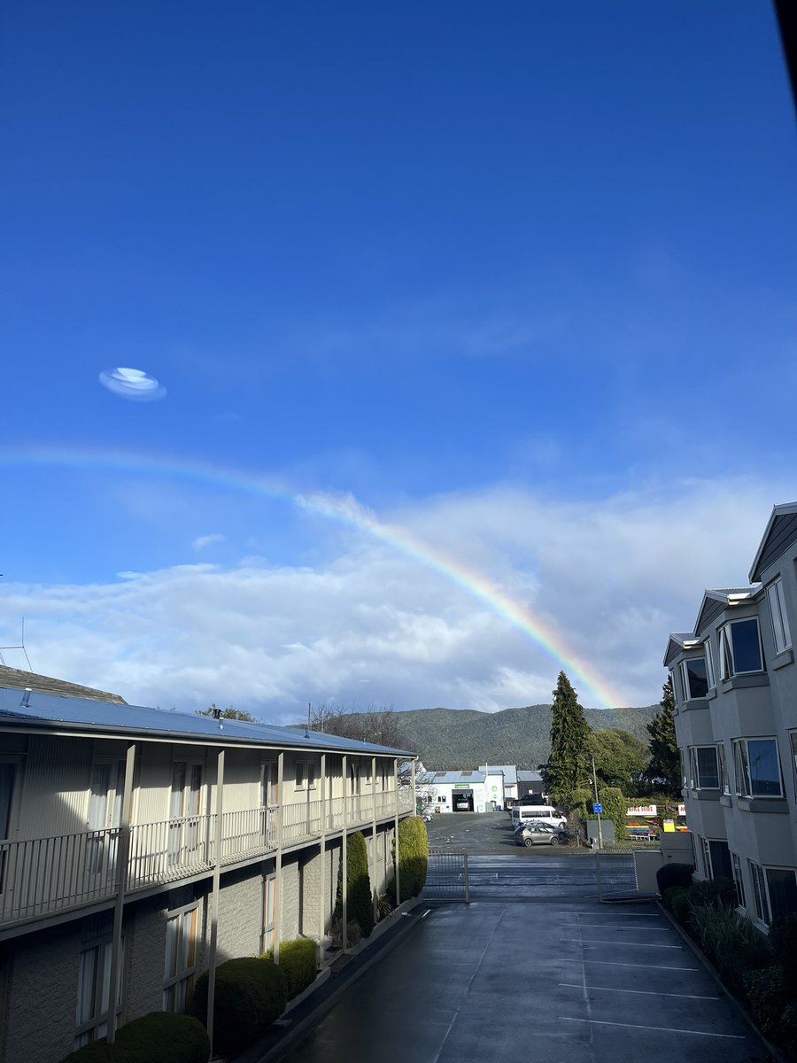 pegopa00's tweet photo. 変な天気だけど
2日連続1日に何回も綺麗なアーチの虹見れた🌈
すごいきれい https://t.co/SINlv7dzrV