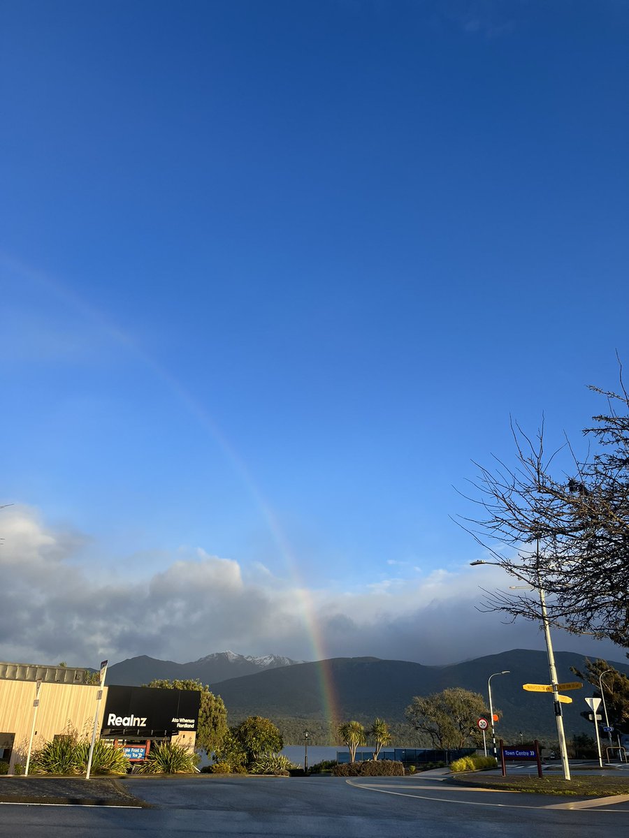 pegopa00's tweet photo. 変な天気だけど
2日連続1日に何回も綺麗なアーチの虹見れた🌈
すごいきれい https://t.co/SINlv7dzrV