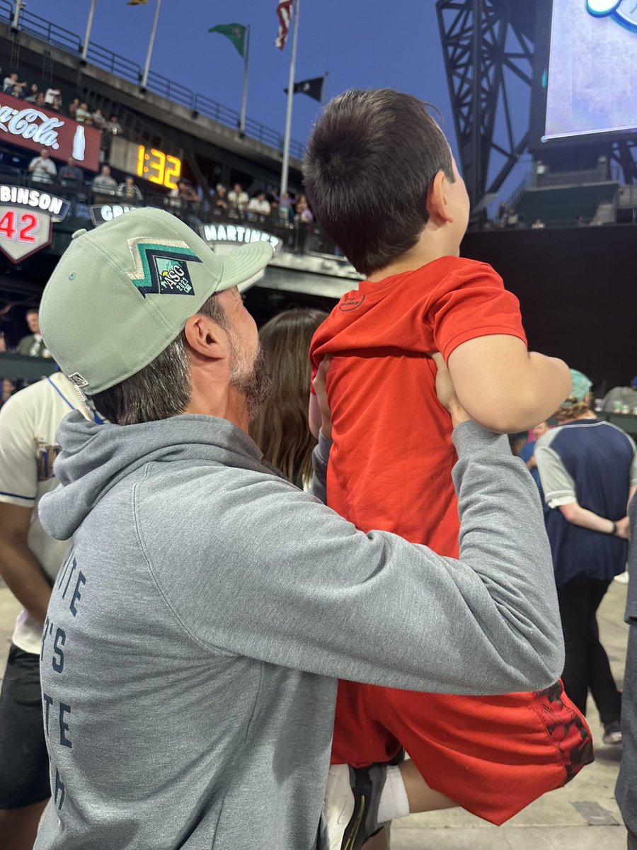 allrachel's tweet photo. #SimbaCam with 2 JRs! #mariners #seausrise https://t.co/1PngtLVbWu