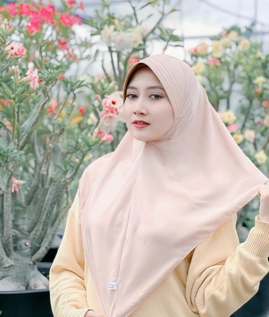 ZayanXBT's tweet photo. Belajarlah dari bunga di dalam pot, walaupun dalam keadaan sempit dan terhimpit, dia selalu mencoba untuk terus bertumbuh. https://t.co/ZvYkPff7H6