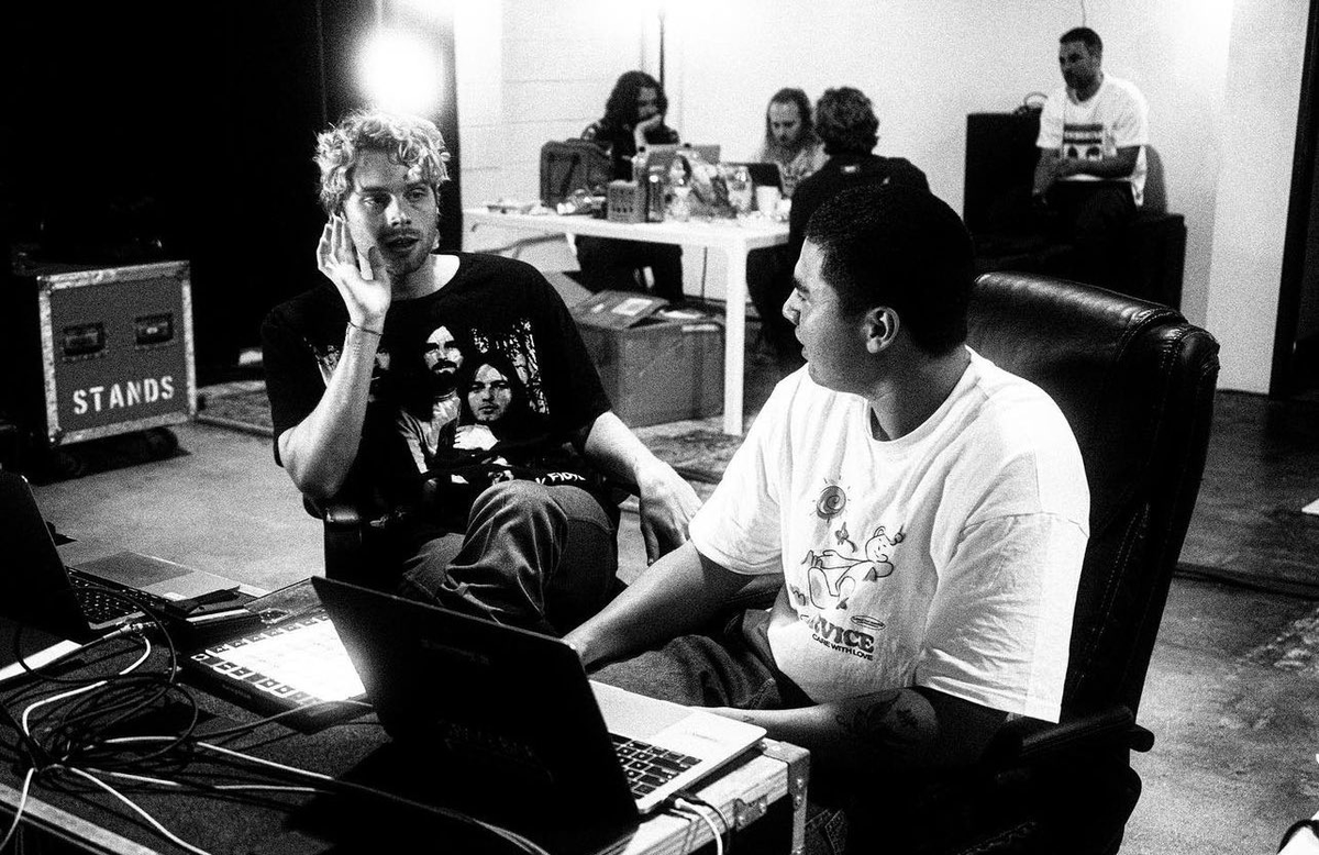 Nueva foto en el perfil de IG de la banda <a href="/5SOS/">5 Seconds of Summer</a> 

#The5SOSShow