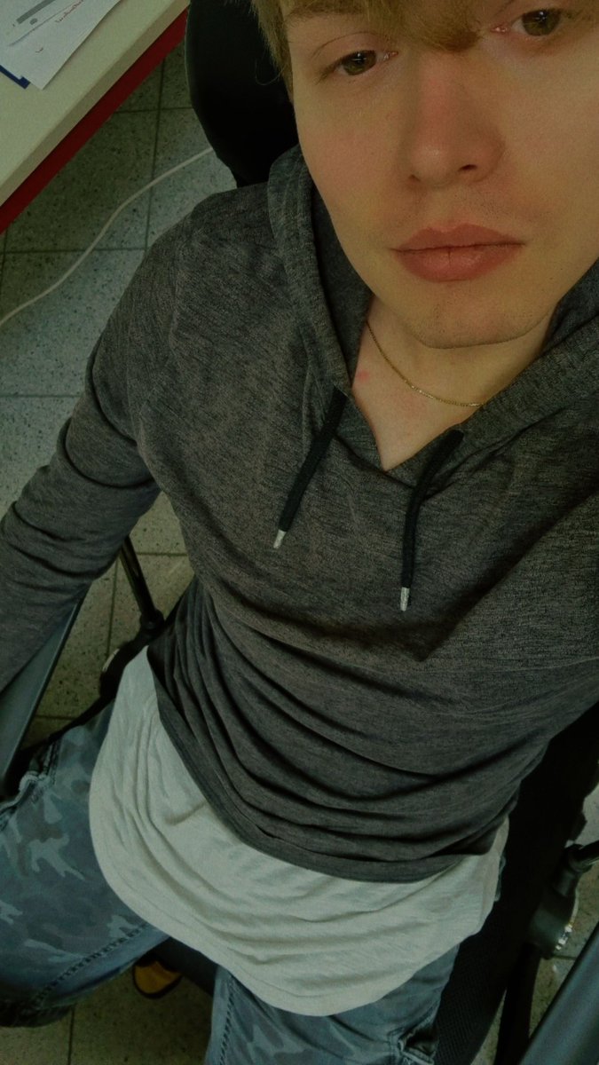 MekkCon's tweet photo. Läuft alles 😇

#gay #cum #boy #teen #shirtless #hot #summer #onlyfans https://t.co/nelDDCZ8Dz