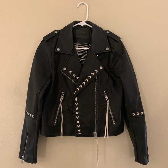 lesbiunhhh's tweet photo. So good I had to share! Check out all the items I'm loving on @Poshmarkapp from @sparksstyle1 #poshmark #fashion #style #shopmycloset #blanknyc: https://t.co/PFartesbiF https://t.co/oKz3Y2R4AX