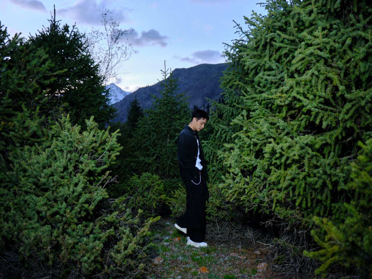 BOSS @layzhang strolls around the distant mountains, deep forests, and cool summer ~