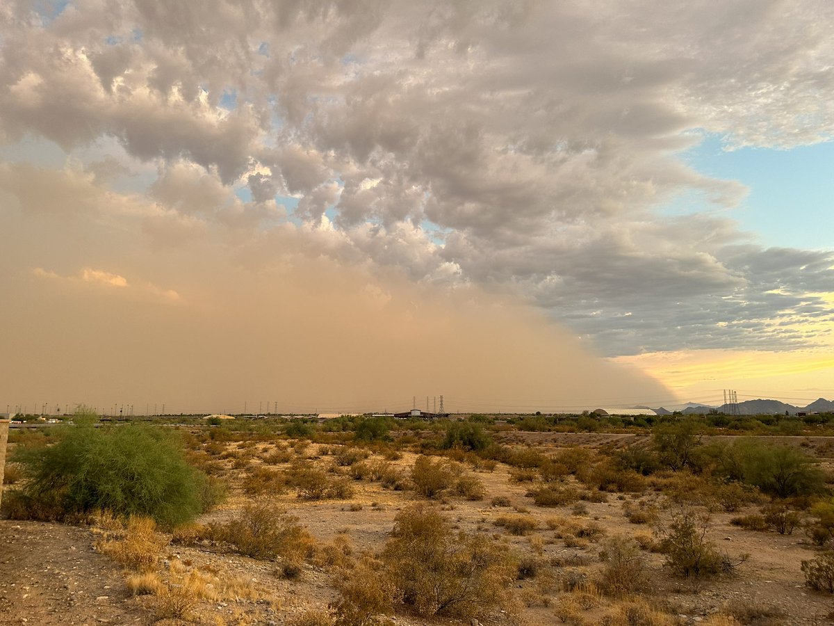 adamyoung201's tweet photo. @AZStormChase View of it coming through North Scottsdale at around 745 pm. https://t.co/rrTzkfiZuC