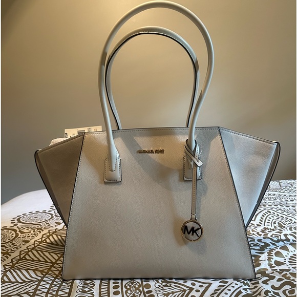 HossPetit1's tweet photo. So good I had to share! Check out all the items I'm loving on @Poshmarkapp #poshmark #fashion #style #shopmycloset #michaelmichaelkors #skyisthelimit: https://t.co/v1lEDZGYFB https://t.co/iEsIPTU6Zn