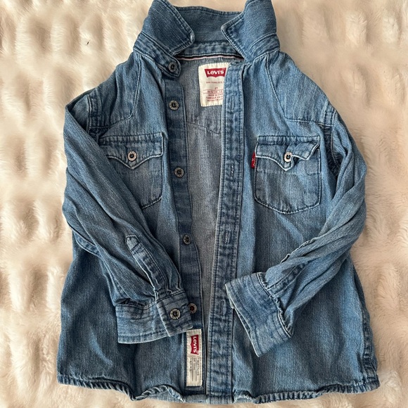 moonlightrose91's tweet photo. So good I had to share! Check out all the items I'm loving on @Poshmarkapp from @pishposhposh808 #poshmark #fashion #style #shopmycloset #levis #lovelegend: https://t.co/atZuk7ZzAT https://t.co/lf9wBucipE