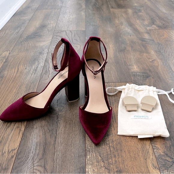 ChassityLabelle's tweet photo. So good I had to share! Check out all the items I'm loving on @Poshmarkapp #poshmark #fashion #style #shopmycloset #pashionfootwear: https://t.co/LFmUbZrmN2 https://t.co/vxZ72wpr7m