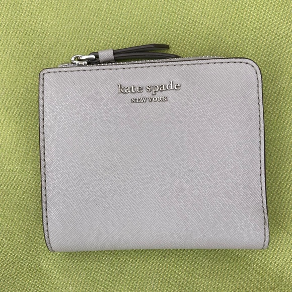 thinblue_apple's tweet photo. So good I had to share! Check out all the items I'm loving on @Poshmarkapp from @Maria41383465 #poshmark #fashion #style #shopmycloset #katespade #brahmin: https://t.co/vVc0seUvDE https://t.co/bgJfJ1O6iO