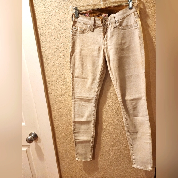 soon2bcourtney's tweet photo. So good I had to share! Check out all the items I'm loving on @Poshmarkapp #poshmark #fashion #style #shopmycloset #betabrand #truereligion #lei: https://t.co/iBru6hlmQf https://t.co/Qo5Wt4Njk9