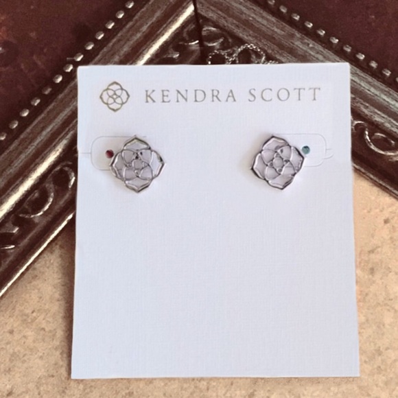 HazenSimpson's tweet photo. So good I had to share! Check out all the items I'm loving on @Poshmarkapp #poshmark #fashion #style #shopmycloset #kendrascott #starbucks #handpaintedartisanmade: https://t.co/g0ad0UDkYL https://t.co/SZ4GVq1cHo