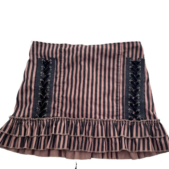 sssuper's tweet photo. So good I had to share! Check out all the items I'm loving on @Poshmarkapp from @leoratwo #poshmark #fashion #style #shopmycloset #betseyjohnson #spindoctor #coach: https://t.co/v1JVEKnleM https://t.co/xtj1lBv6rY
