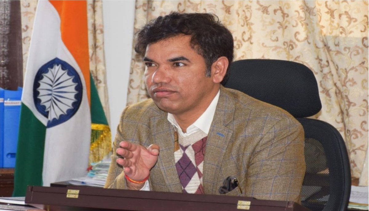 RisingKashmir's tweet photo. #DivComm ensures #betterarrangements for successful #yatra
Reports @IrfanYattoo
@DivComKash @OfficeOfLGJandK
@diprjk @ShriSasb
https://t.co/7IxZUK68UK https://t.co/ookx5aBKTB