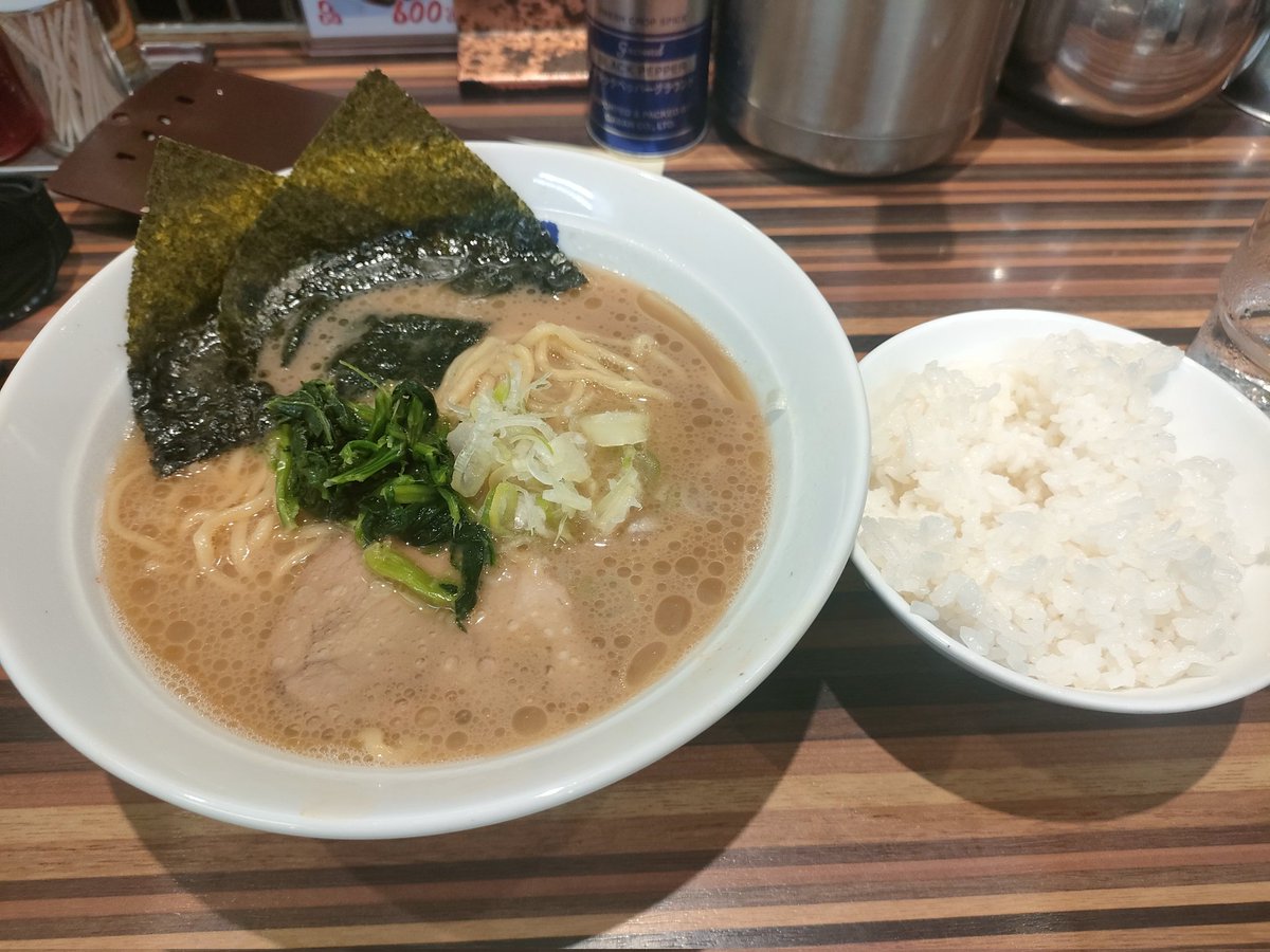 SH2137040883's tweet photo. 本日のお昼
仙台っ子ラーメンなるものらしいですが、これ家系じゃん
美味しいけれど、仙台特有のラーメンが食べたかった… https://t.co/1zjUiNH0fS