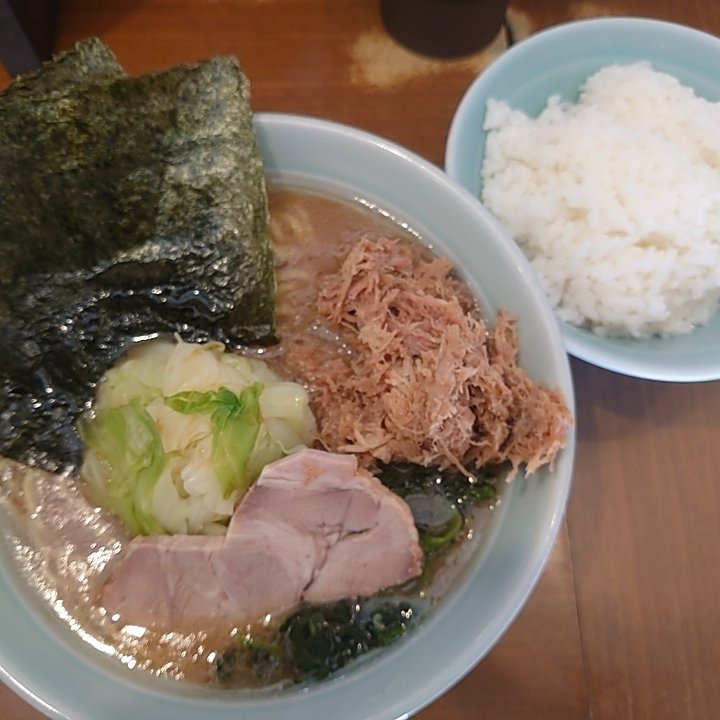 jYT7vdHAaqoPxqE's tweet photo. キャベツらーめん＋肉味噌＋ライス
@横浜家系らーめん五十三家(江古田)

お昼ご飯に久しぶりに訪問
絶妙な茹で加減のキャベツにほうれん草だから実質サラダ
ライス1杯目は海苔やラーメンのお供で2杯目は肉味噌とふりかけでたいらげました
肉味噌うますぎてお土産したいくらい
117🍜 https://t.co/CmIzvUGKed