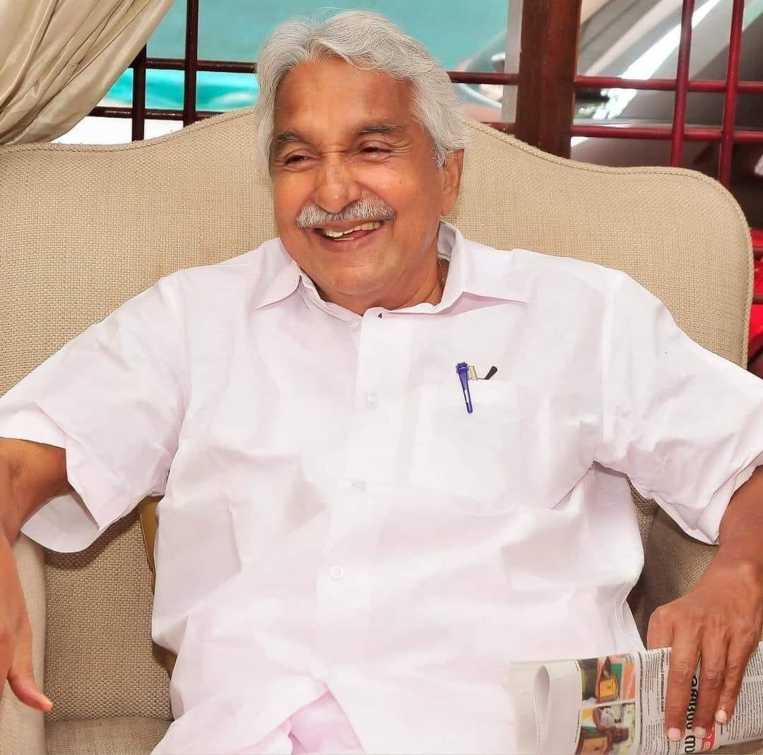 pinarayivijayan's tweet image. A historic chapter in Kerala politics came to an end with the demise of Oommen Chandy. His contributions to our state as an administrator, political leader &amp;amp; people's representative have been exemplary. Joining the grief of family, friends &amp;amp; supporters. Condolences.