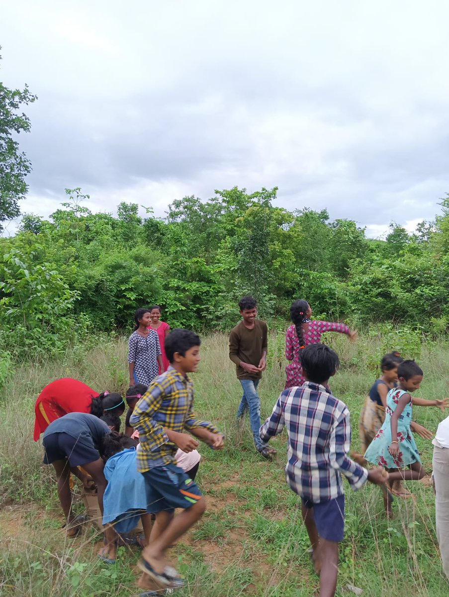 Around 827 seed balls prepared in advance were thrown into the Chandka forest with the help of Youth for Seva volunteers and some people from the village of Jharabania. Its main objective is to create forests. #Youthforseva