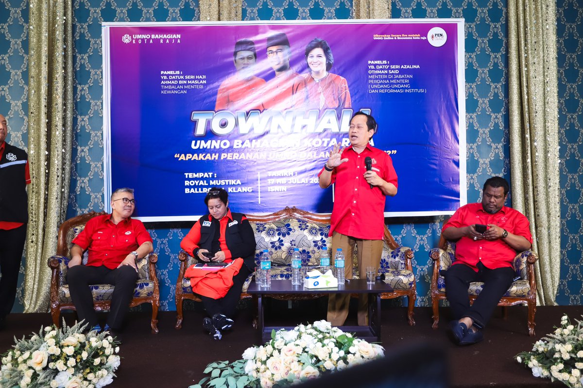 tzafrul_aziz's tweet image. Terima kasih kepada Dato' Sri @AzalinaOthmanS &amp;amp; Datuk Seri @ahmadmaslan kerana sudi datang ke Program Town Hall Penerangan Isu-Isu Semasa anjuran UMNO Bahagian Kota Raja &amp;amp; gigih memberi penjelasan &amp;amp; menjawab soalan hingga tengah malam!

#UMNO #KotaRaja #TZA