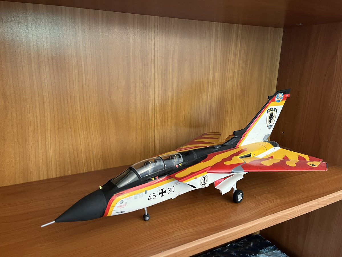 deu_flotilla2's tweet photo. Und ein #Modellbau #Tornado bzw. #Feuervogel steht aus alter #Verbundenheit mit den #Jet-#Marineflieger|n bei mir im Regal 👍🫡 Dank @AhlenBjoern erstrahlt er auch wieder in altem Glanz
#WirSindMarine #EinsFltl2 #MFG2 #Modellbau https://t.co/CNUBEU4ZYq