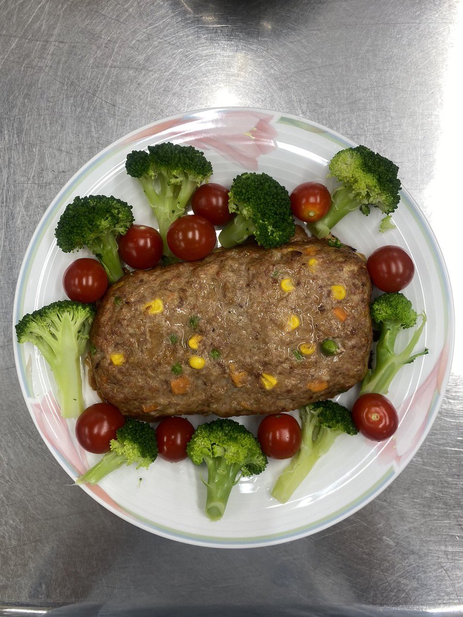 tokyoiryohoken's tweet photo. 広報委員会一年です！今回の調理実習は肉料理でした！
ミートローフはジューシーでボリューム満点でとてもおいしかったです！
#THCU #東京医療保健大学 #医療栄養学科 #肉料理 https://t.co/wLy2mCNYVG
