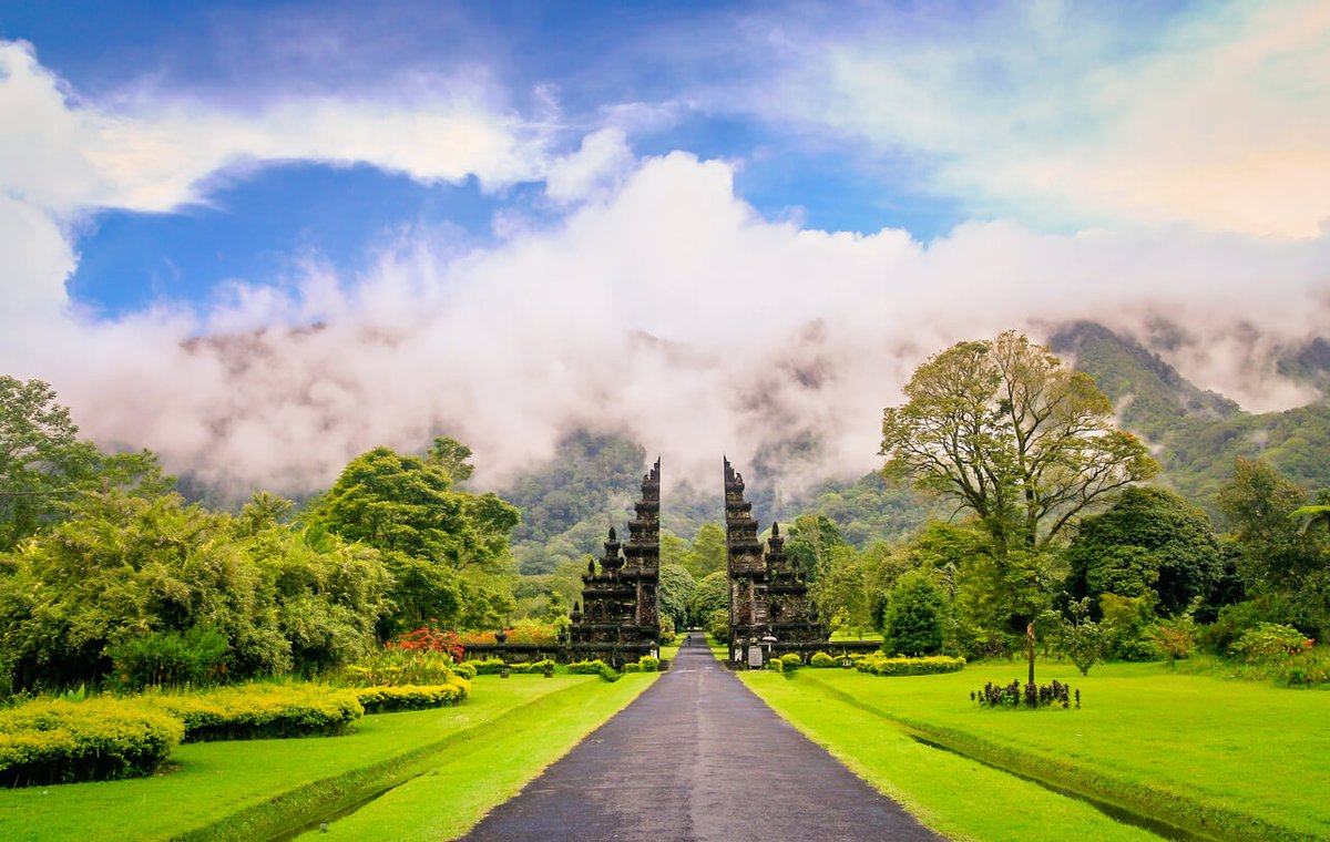 Bali Will Implement An E-Tax Starting In 2024.

As a result of Bali’s new tourist tax, starting from 2024 international visitors will be required to pay 150,000 rupiah to preserve the island’s culture......

Read more: thedope.news/bali-will-impl…