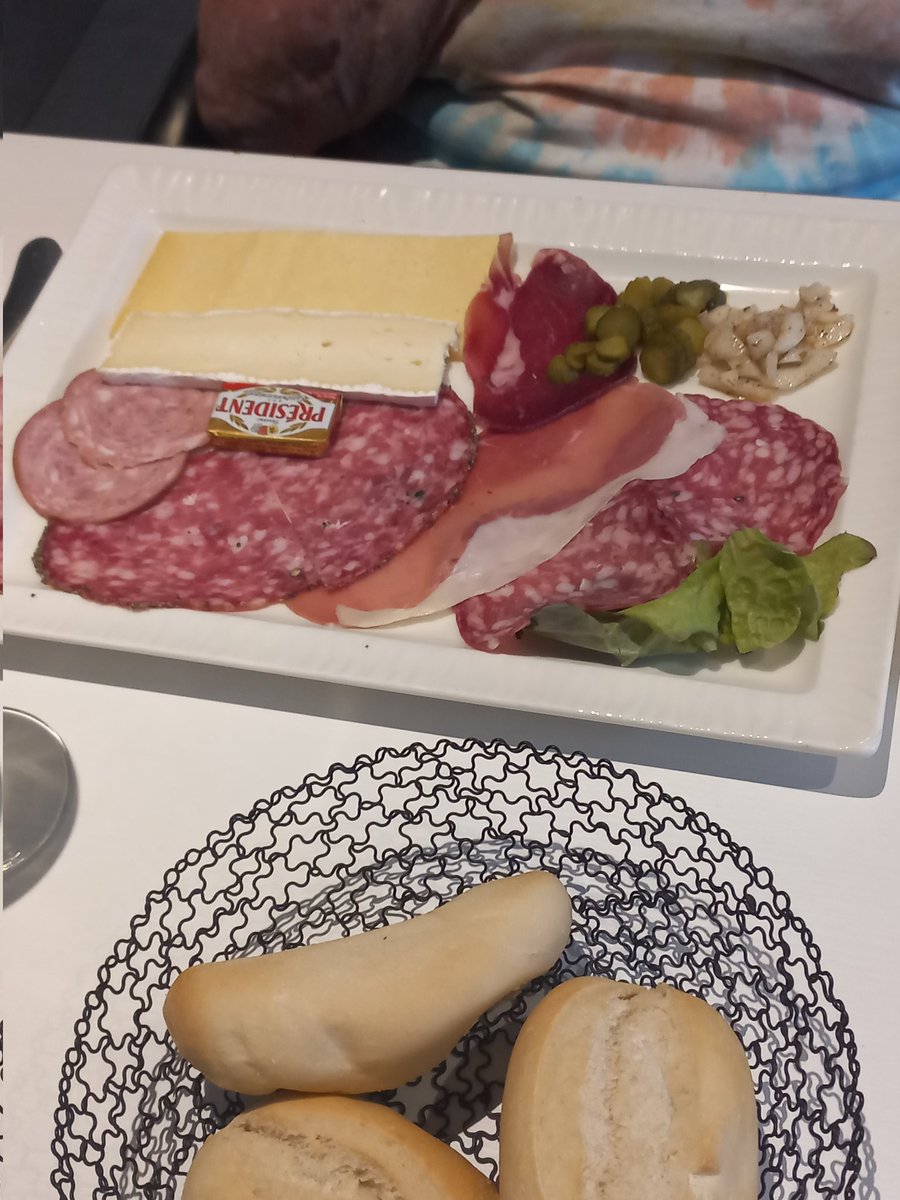 Les épicuriens de <a href="/SenSaintMande/">les Jardins d'Arcadie de Saint-Mandé</a> et les bienfaits de l'apéro d'été #convivialite #amitié #bonheur #rire