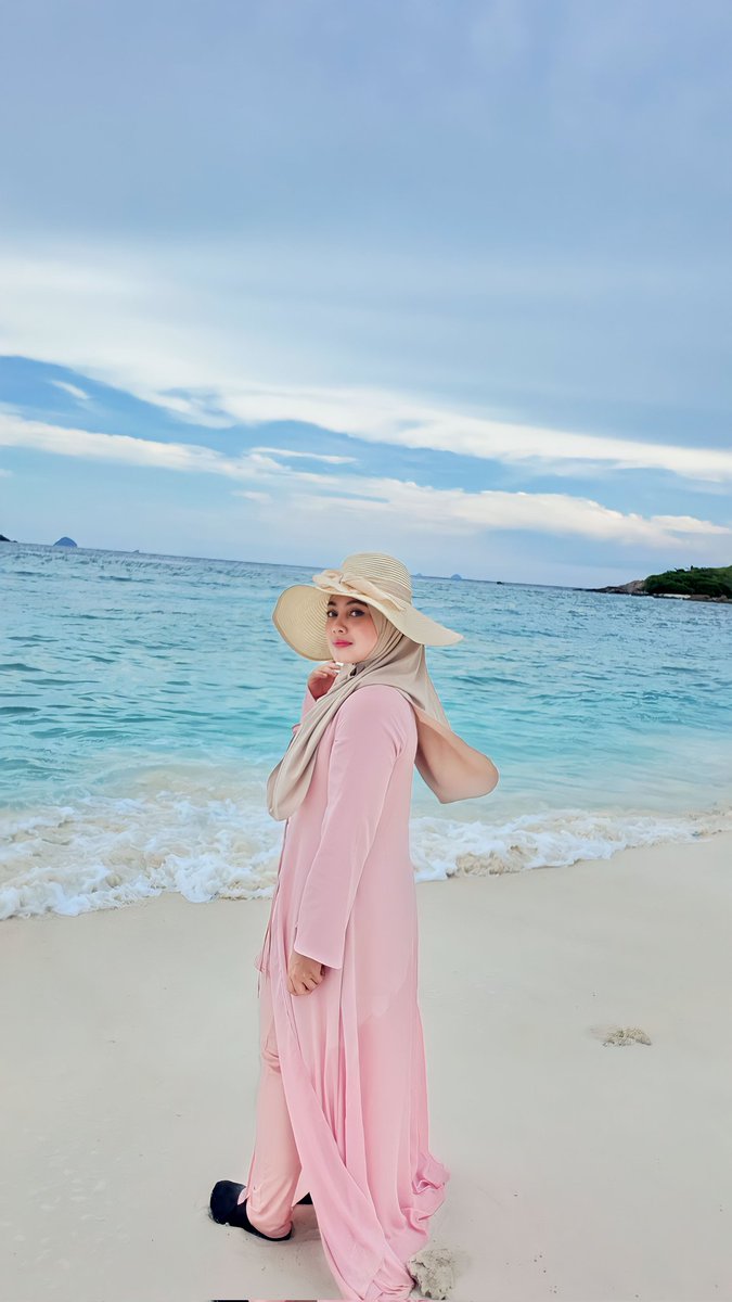 anisnanajihah's tweet image. Korang yang tak pernah sampai pulau lagi pergilah Pulau Redang 🏝

Must visit sekali jejak kaki sini mesti rindu nak datang lagi .  Air laut dia biru jernih , pasir pantai putih gebu , coral cantik. Best place for healing 🫶

Dapat jumpa nemo, baby shark , penyu 🥹