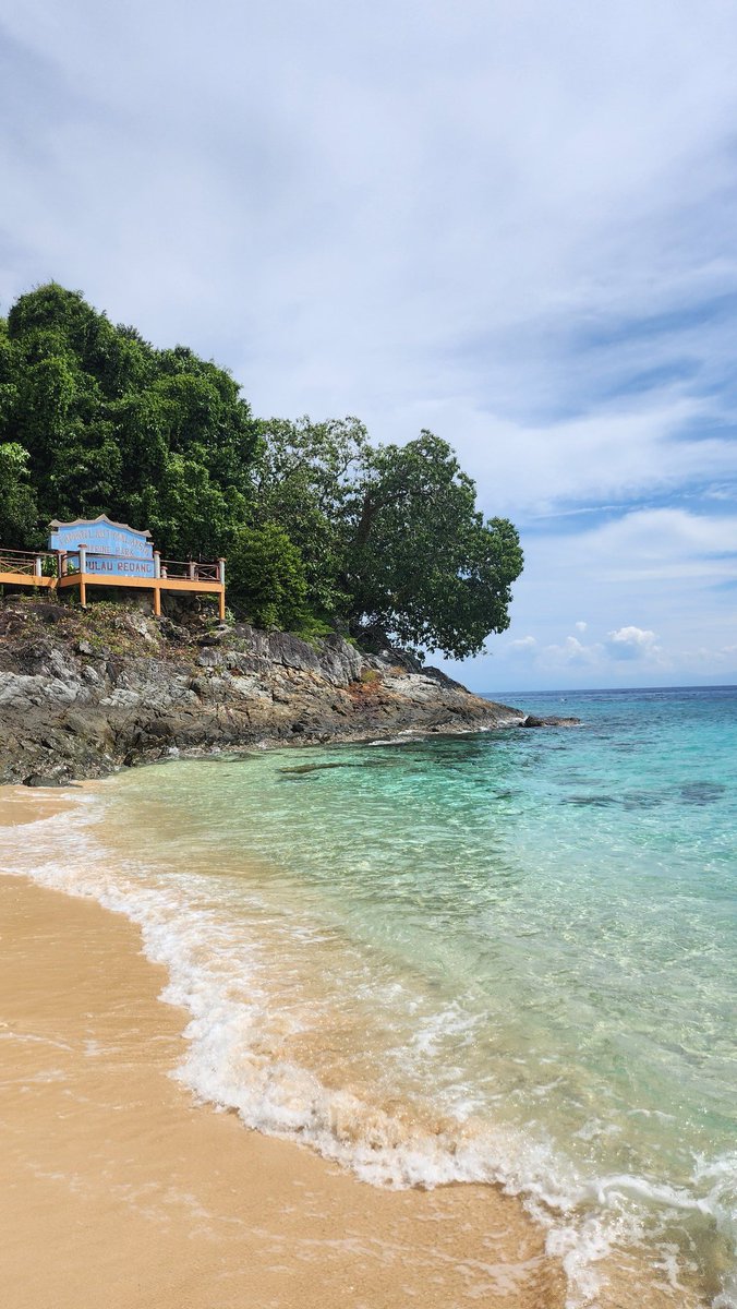 anisnanajihah's tweet image. Korang yang tak pernah sampai pulau lagi pergilah Pulau Redang 🏝

Must visit sekali jejak kaki sini mesti rindu nak datang lagi .  Air laut dia biru jernih , pasir pantai putih gebu , coral cantik. Best place for healing 🫶

Dapat jumpa nemo, baby shark , penyu 🥹