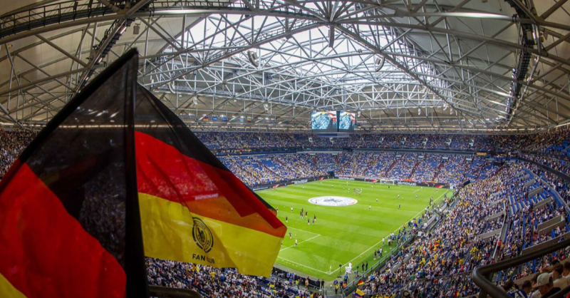 s04's tweet photo. Für die @EURO2024 sucht @_Gelsenkirchen_ 1.600 Volunteers, die im Rahmen des Turniers hier in der Stadt der Tausend Feuer mitarbeiten möchten.

Die Bewerbungsphase ist bereits gestartet ⤵️

#S04 | #EURO2024