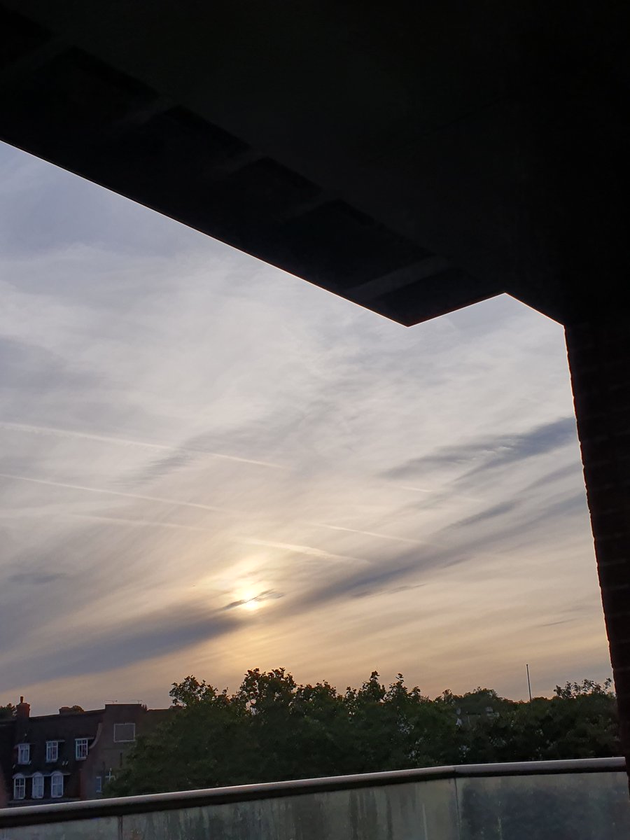 Alien_Ladie's tweet photo. @ANGRYNIC2 @DojoFang Yes, this was London yesterday evening 🤬 Black #Chemtrails #HAARPClouds just look at that state of the sun 🤯😮💨 #Lookup https://t.co/ftaMhYMjtl