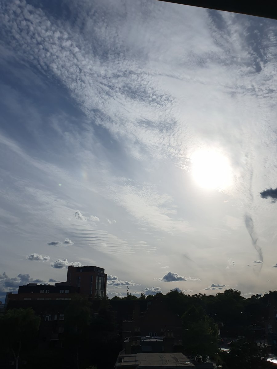 Alien_Ladie's tweet photo. @ANGRYNIC2 @DojoFang Yes, this was London yesterday evening 🤬 Black #Chemtrails #HAARPClouds just look at that state of the sun 🤯😮💨 #Lookup https://t.co/ftaMhYMjtl