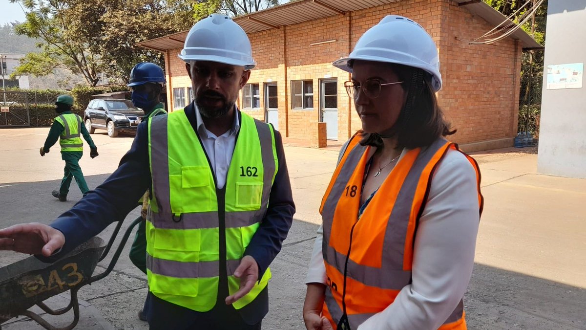 📷 Minister <a href="/M_Rzeczkowska/">Magdalena Rzeczkowska</a> w #Rwanda podczas wizyty w hucie cyny LuNa Smelter ⬇️
Przedmiotem rozmów była współpraca polskiego biznesu z władzami 🇷🇼 i możliwość wsparcia go w rozmowach z rwandyjskim rządem.