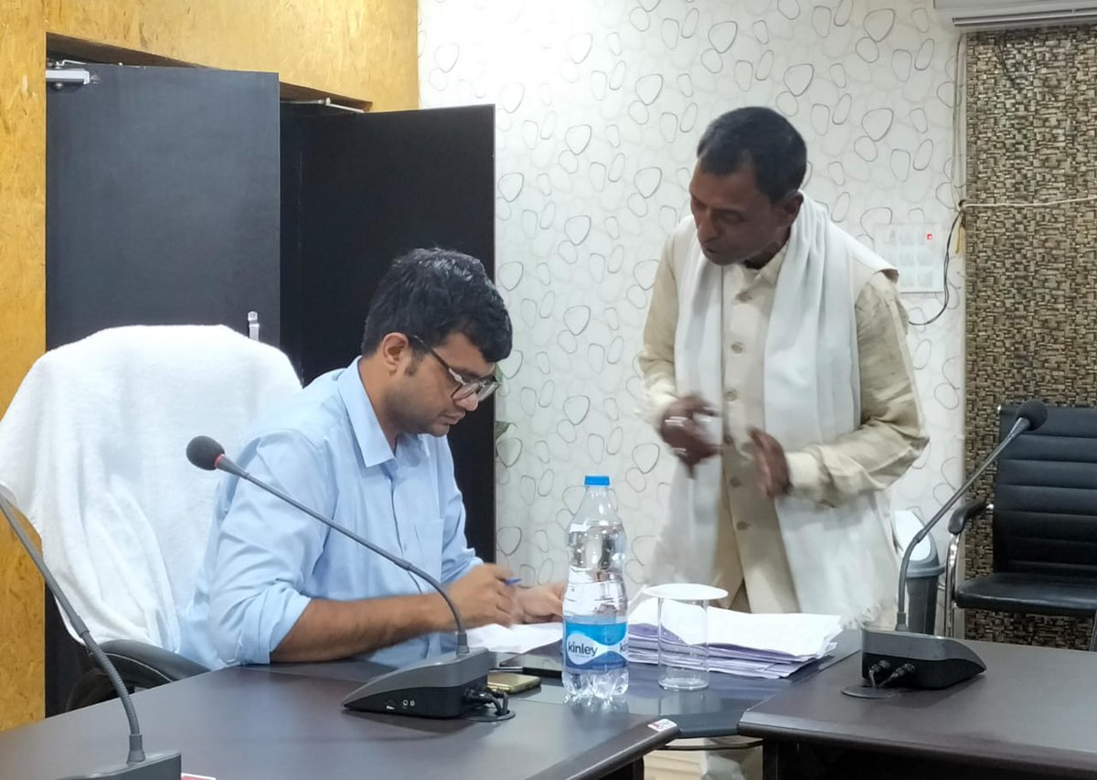 DCChatra's tweet photo. उपायुक्त श्री अबु इमरान के निर्देशानुसार उप विकास आयुक्त उत्कर्ष गुप्ता ने जनता दरबार के माध्यम से मिलने आए आमजनों की समस्याएं सुनी।

उन्होंने प्राप्त सभी आवेदनों का अवलोकन कर संबंधित पदाधिकारी को नियमानुसार मामले  का निष्पादन करने का निर्देश दिया। @JharkhandCMO @prdjharkhand https://t.co/J2bx8vxxQu