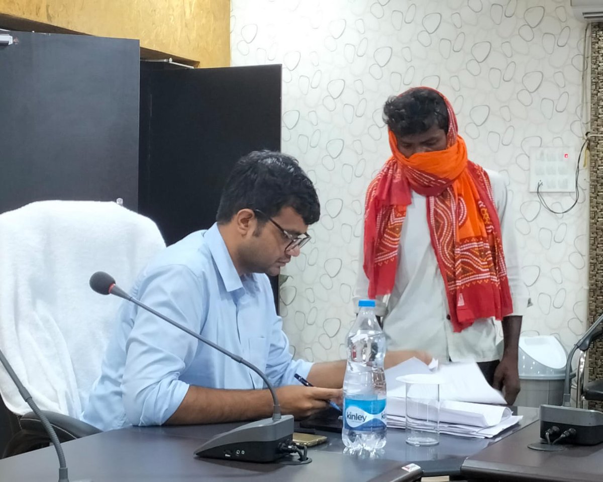 DCChatra's tweet photo. उपायुक्त श्री अबु इमरान के निर्देशानुसार उप विकास आयुक्त उत्कर्ष गुप्ता ने जनता दरबार के माध्यम से मिलने आए आमजनों की समस्याएं सुनी।

उन्होंने प्राप्त सभी आवेदनों का अवलोकन कर संबंधित पदाधिकारी को नियमानुसार मामले  का निष्पादन करने का निर्देश दिया। @JharkhandCMO @prdjharkhand https://t.co/J2bx8vxxQu