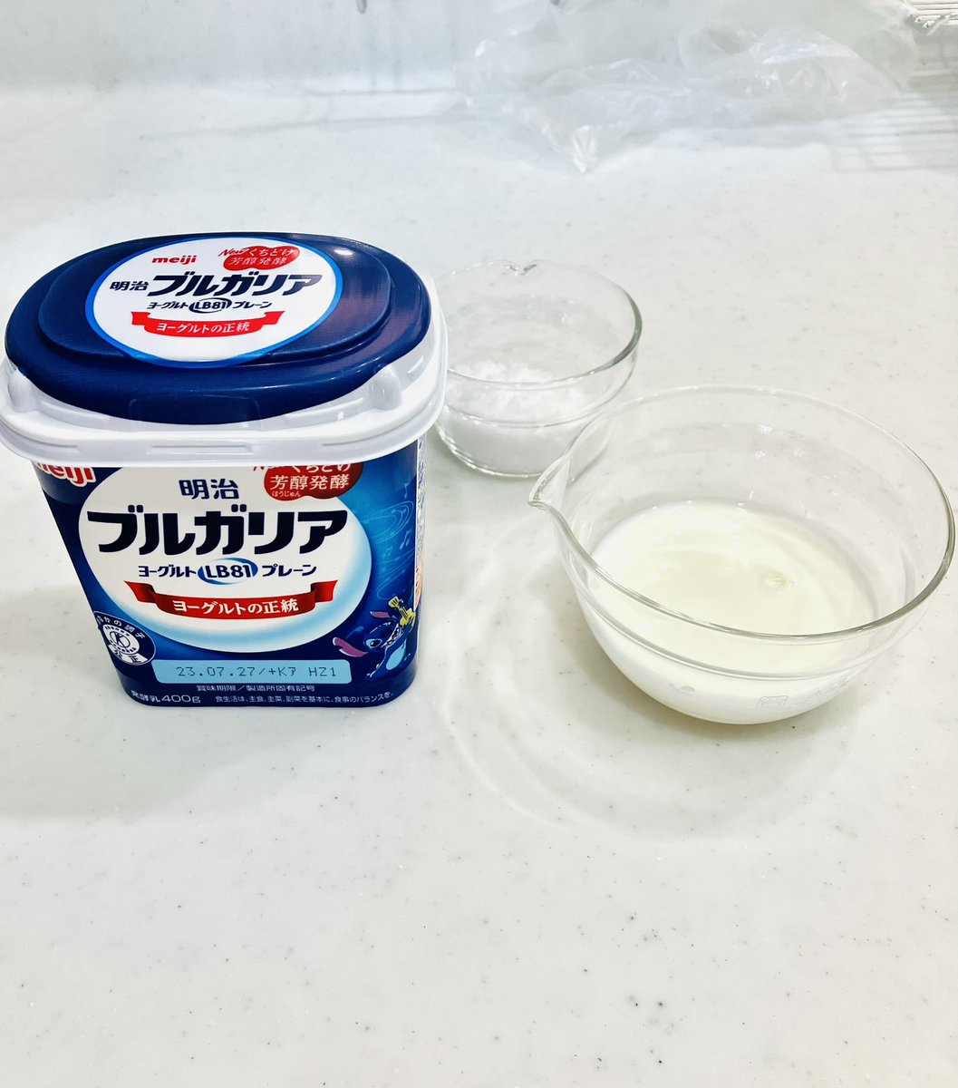 chukenDr's tweet photo. 材料3つ箱のまま作れるヨーグルトアイス、作業時間5分でできるのに美味すぎて感動。ほぼ材料混ぜるだけの簡単レシピなのに本格的なアイスになって子供も喜んでた。夏の思い出作りにお試しあれ。レシピは↓に置いときます。 https://t.co/2mhnKWdTPL
