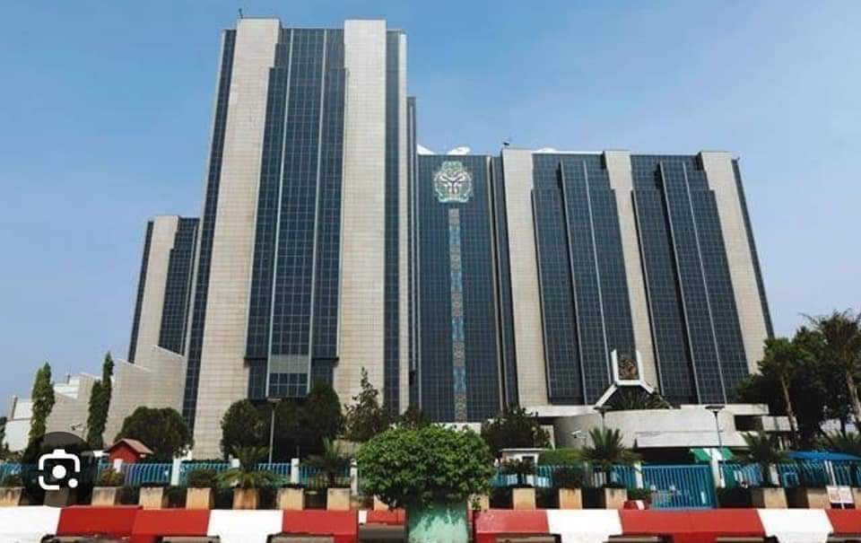 abdullahayofel's tweet photo. 💥BREAKING 

CBN Withdraws Licenses Of 2,698 Bureau de Change Dealers In Bid To Curb Naira Fall. https://t.co/K4yD3McmwK