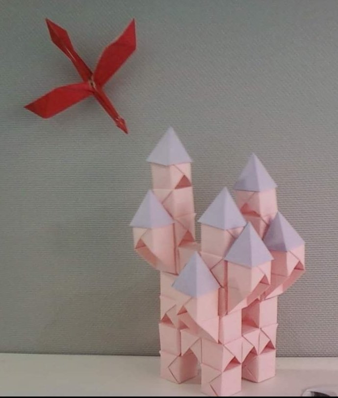 TabulaRossa's tweet photo. A dear friend of mine, @RetsMadd had no idea that I fold origami. I never thought to mention it because I've been folding for over 30 years, so it's background noise to me. Nobody else mentioned it either, so...

Here's one of my favorites. https://t.co/KWPB0crOEb
