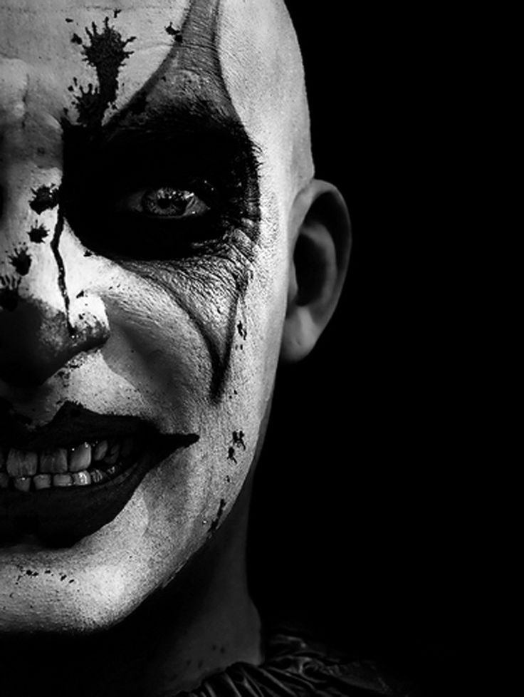 Pasajedel's tweet photo. Aren’t you terrified? 🤡 #pasajedelterror #pasaje #clown #horror #livehorror #horrormaze #livehorrormaze #interactiveshow #blackpool #pleasurebeach #killerclown #evilclown #terrorfying #blackandwhite #lifeless #walkthrough #1998 #25years #annaversary https://t.co/9eqVcut4OB