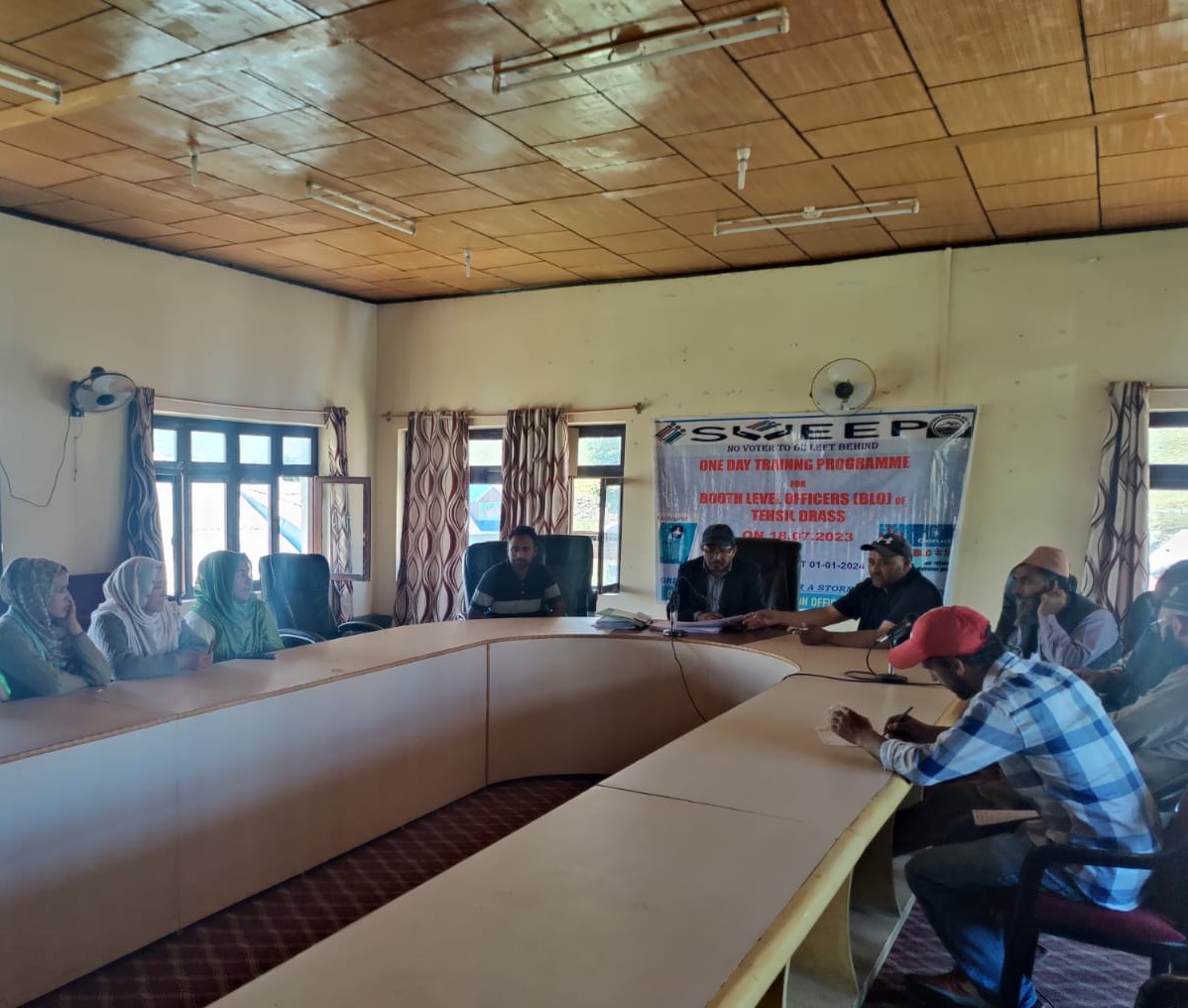 SveepL's tweet image. Tehsildar-AERO Drass imparted Training for #BLOs of  Drass regarding #SSR2024  at Tehsil office Drass today on 18.07.2023.
BLO Supervisors, BLOs staff of Drass Tehsil Office were attended
#GoRegister
#Novoterstobeleftbehind
#GreaterParticipationforStrongerDemocracy

@DIPR_Kargil