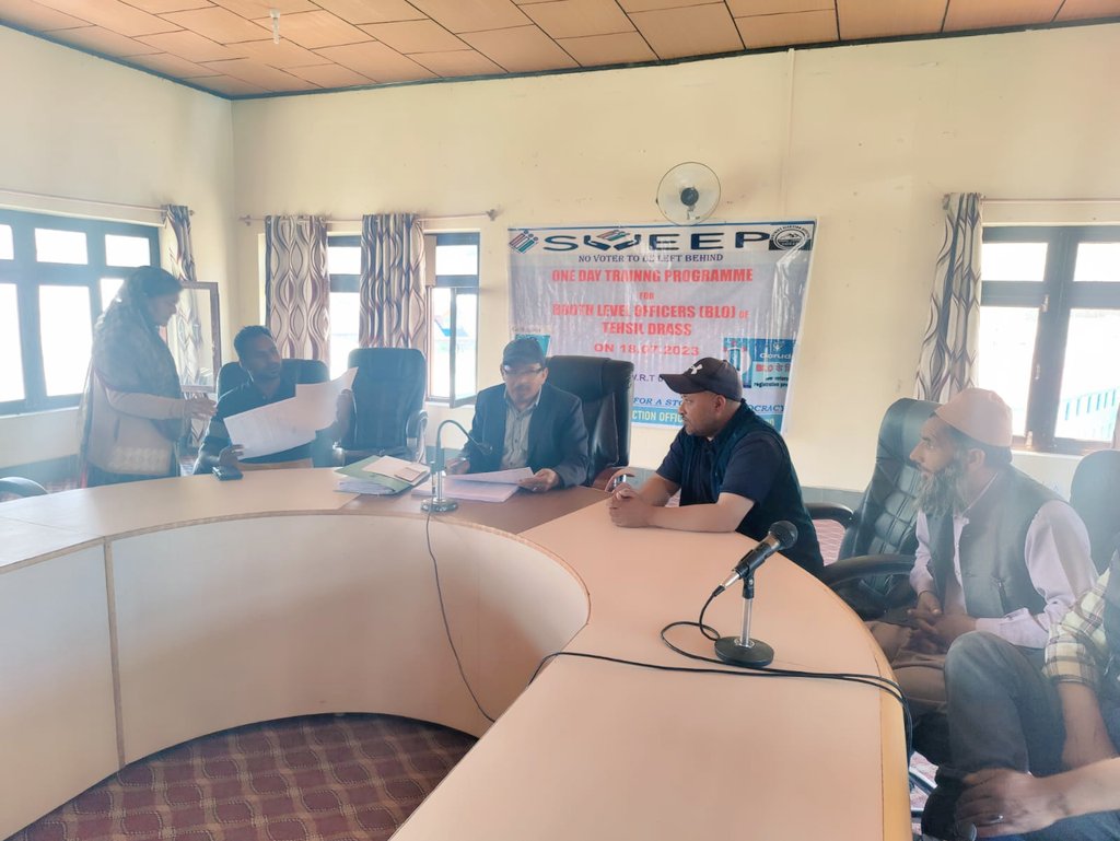 SveepL's tweet image. Tehsildar-AERO Drass imparted Training for #BLOs of  Drass regarding #SSR2024  at Tehsil office Drass today on 18.07.2023.
BLO Supervisors, BLOs staff of Drass Tehsil Office were attended
#GoRegister
#Novoterstobeleftbehind
#GreaterParticipationforStrongerDemocracy

@DIPR_Kargil