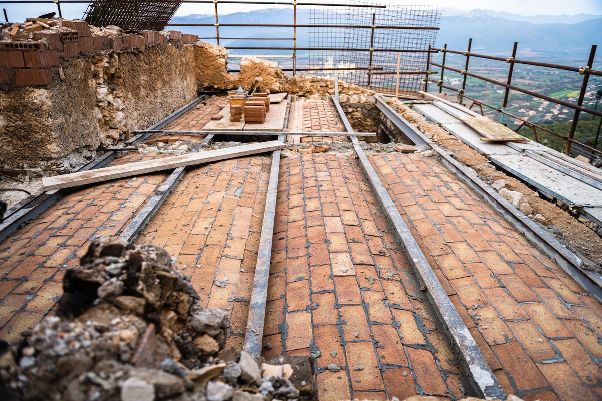 Another little gem is added to the heritage of Roccapipirozzi.  

"Casa Mastro Vincenzo" is a project that saw the demolition and rebuilding of brick vaulted ceilings and steel beams.
