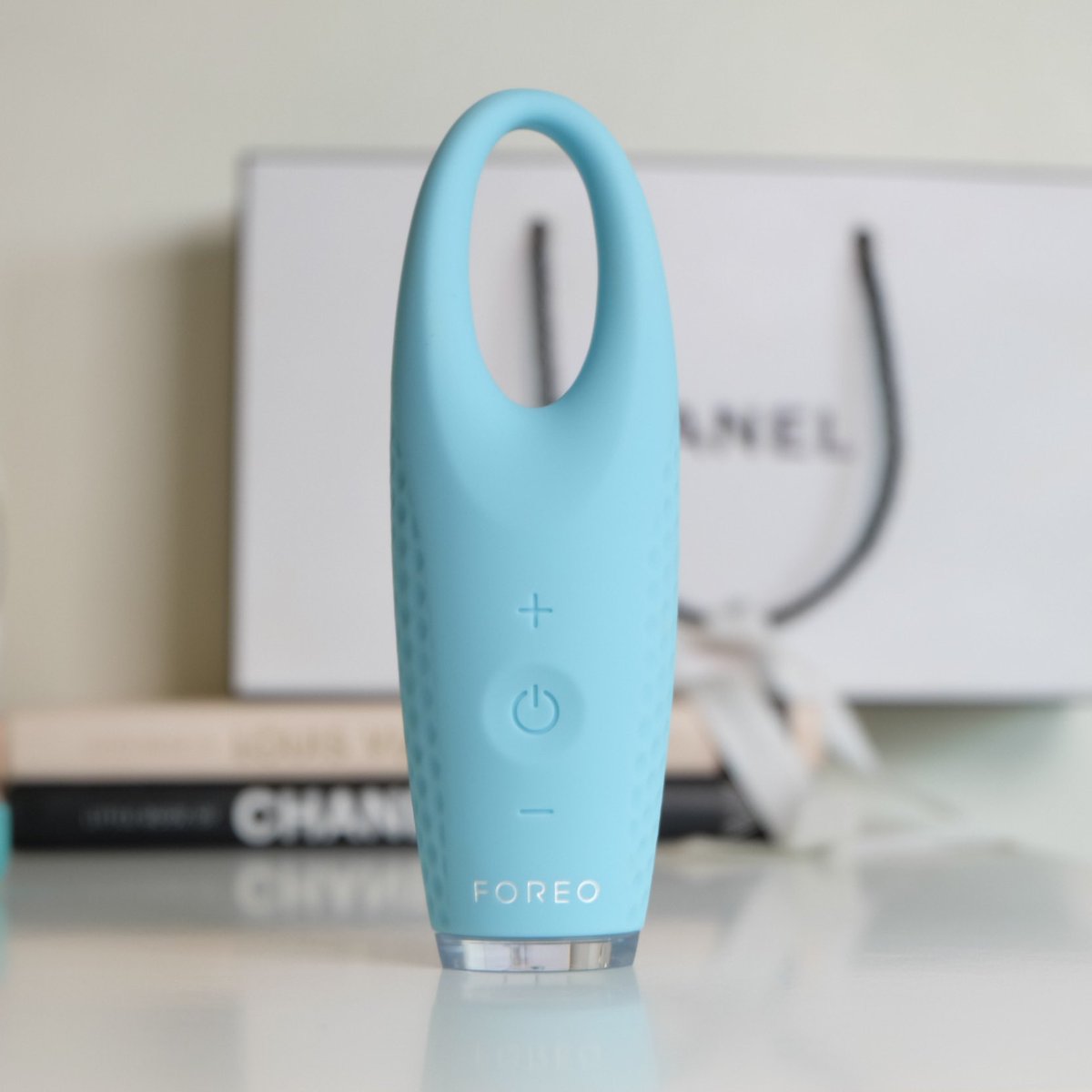 proudsitaaa's tweet photo. Foreo iris2 ——— ☁️ วงการนวดใต้ตาเข้าแล้วไม่ออกรู้สึกได้ดูแลตัวเองวันหยุดนี่นั่งตัดคลิปมองจอนานพอนวดอันนี้แล้วเออรู้สึกดีแบบบอกไม่ถูก มันผ่อนคลายเหมือนมีคนมานวดหน้าให้ เวลาตื่นนอนแล้วตาบวมก็นวดได้เหมือนกัน
#FOREOThailand #FOREOIRIS #FOREOIRIS2 https://t.co/82Pmck1MY3