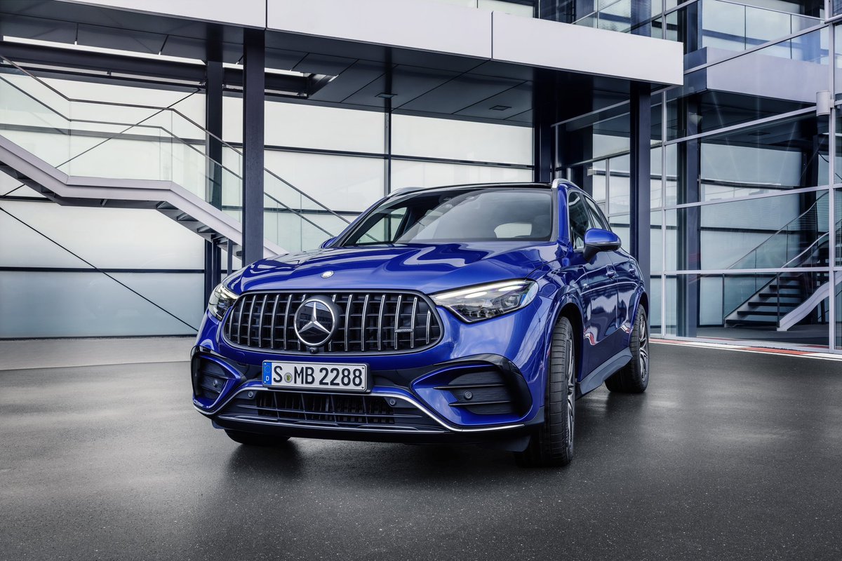motorizedCH's tweet photo. Die neuen AMG-GLCs sind da: der GLC 63 s E-Performance ist ein Vierzylinder-Plugin-Hybrid mit einer Systemleistung von 680 PS. Der GLC 43 setzt auf den Vierzylinder mit Mildhybridsystem und leistet 421 PS #amg #glc #glc63 #glc43 https://t.co/jmJ703Z5A1