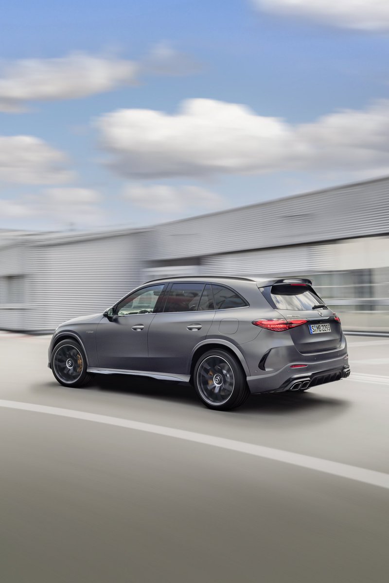 motorizedCH's tweet photo. Die neuen AMG-GLCs sind da: der GLC 63 s E-Performance ist ein Vierzylinder-Plugin-Hybrid mit einer Systemleistung von 680 PS. Der GLC 43 setzt auf den Vierzylinder mit Mildhybridsystem und leistet 421 PS #amg #glc #glc63 #glc43 https://t.co/jmJ703Z5A1