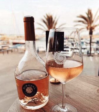 SelectusWines (@selectuswines) on Twitter photo Igual que las temperaturas están en la cúspide del verano, también sube la temperatura en el litigio entre <a href="/therealbrad/">Brad Caldwell</a> y <a href="/Angelinajolie_P/">Angelina Jolie</a> selectuswines.com/es/brad-pitt-j… Igual que las temperaturas están en la cúspide del verano, también sube la temperatura en el litigio entre <a href="/therealbrad/">Brad Caldwell</a> y <a href="/Angelinajolie_P/">Angelina Jolie</a> selectuswines.com/es/brad-pitt-j…