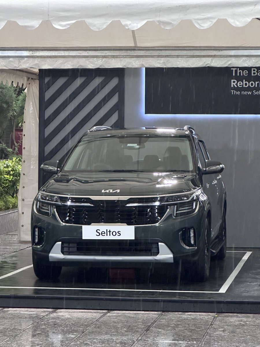VikramGour's tweet photo. It was raining in #goa when I drove the Seltos when it first launched. It’s raining now in #Nagpur when I’ve come to drive the facelift! Maybe it’s a sign 🙂 #badass2 @KiaInd https://t.co/axVVrqRujq