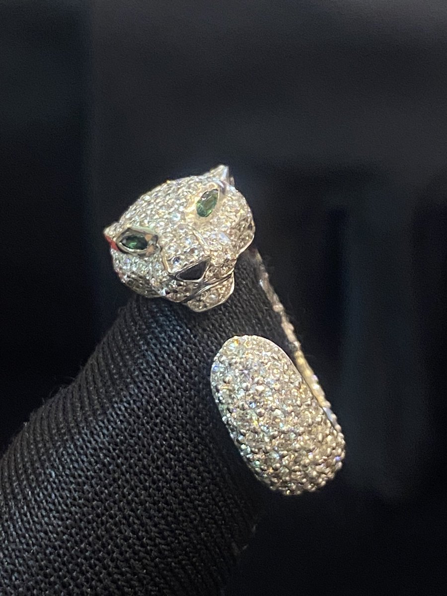 jishajewels's tweet photo. Embracing the wild elegance with this stunning 4.74 Carats F/VS1 Diamonds Cartier Panther Ring. Roaring in style. 🐾✨ #Cartier #PantherRing #wildelegance https://t.co/NsA4Yi3UPj