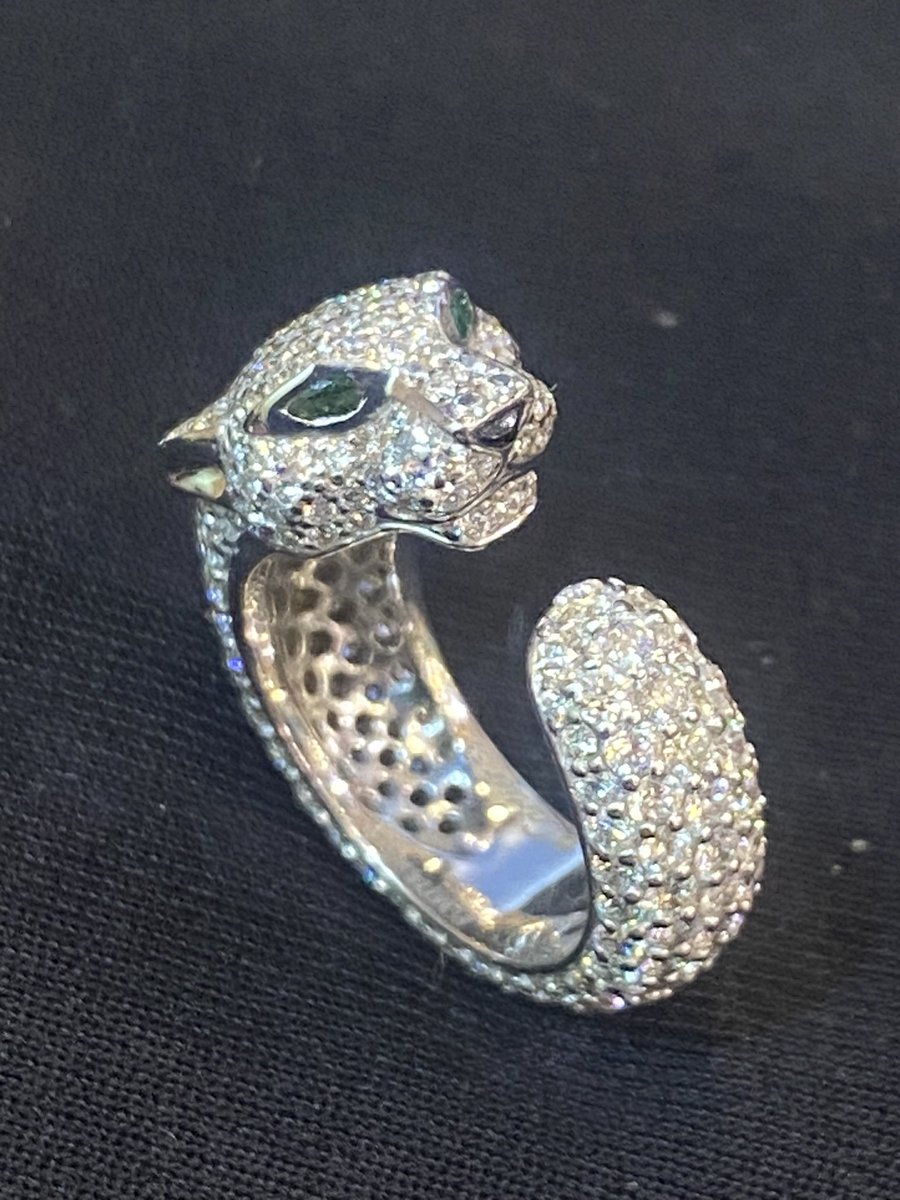 jishajewels's tweet photo. Embracing the wild elegance with this stunning 4.74 Carats F/VS1 Diamonds Cartier Panther Ring. Roaring in style. 🐾✨ #Cartier #PantherRing #wildelegance https://t.co/NsA4Yi3UPj